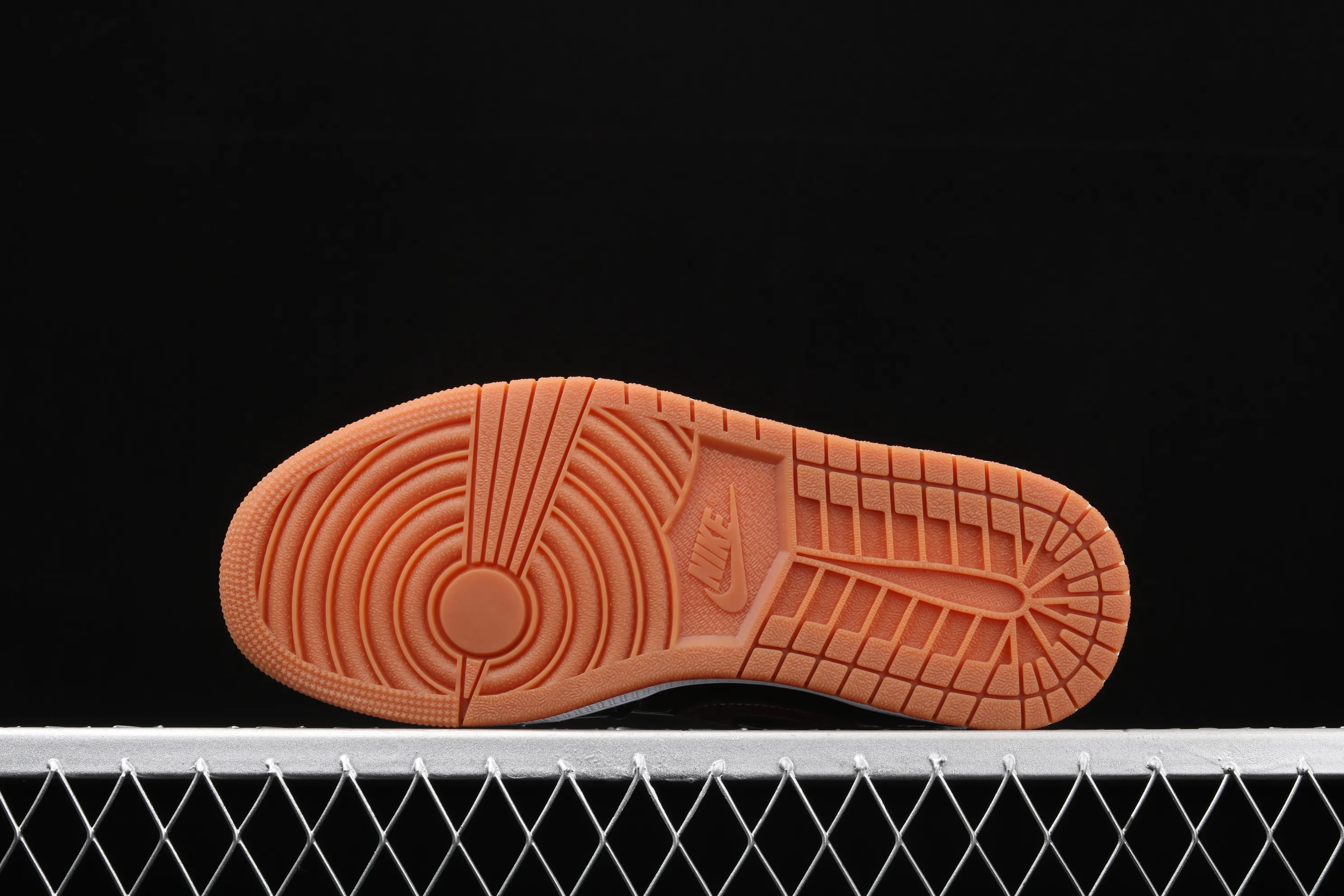 All categories Air Jordan Jordan series basketball shoes Air Jordan 1 Low New version Air Jordan 1 Low AJ1 Joe 1 low-top patent leather black gold cultural and leisure sports sneakers 554723-032